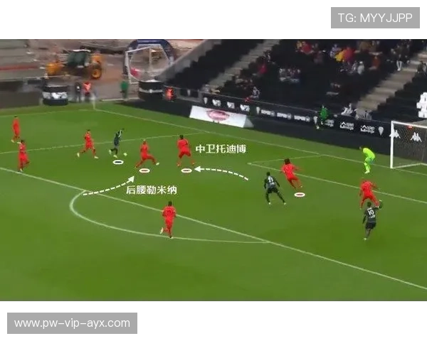 比赛战术板上出现新花样，意图彻底遏制对手节奏