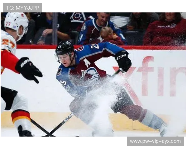 NHL冰球快攻飞扑破门点燃球场气氛 NHL冰球快攻飞扑破门点燃球场气氛