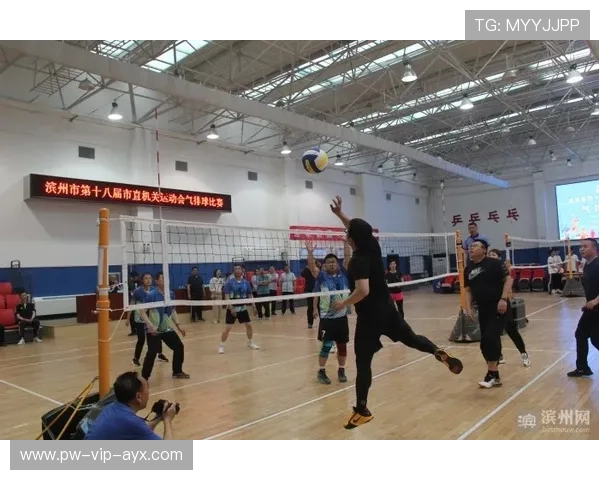 “速度与力量的完美融合,高新区全民健身馆壁球赛场上演极速反应” “速度与力量的完美融合,高新区全民健身馆壁球赛场上演极速反应”